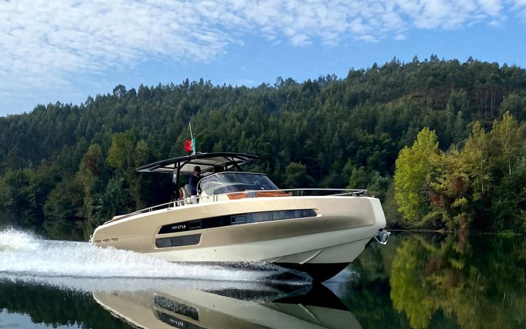 Yacht Invictus GT370