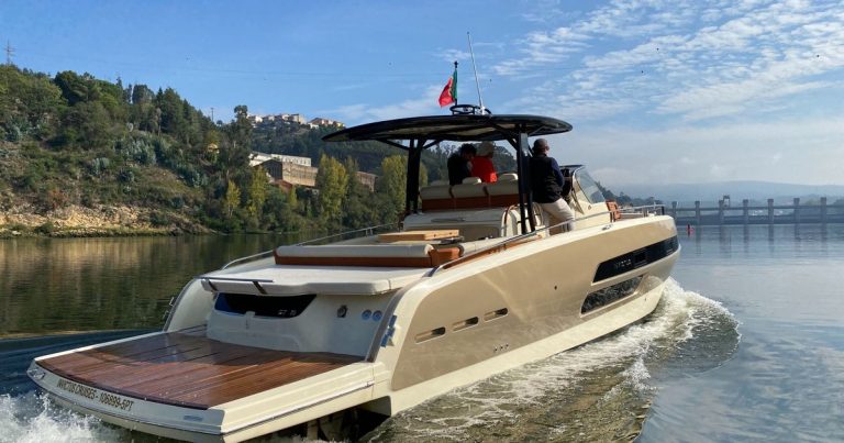 Yacht Invictus GT370 – motor yacht charter in Lisbon, photo 21 | GMS Yachting