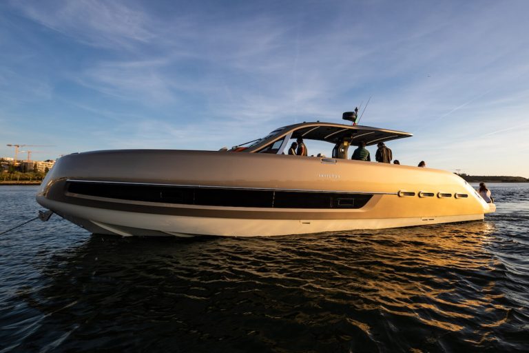 Yacht Invictus TT460