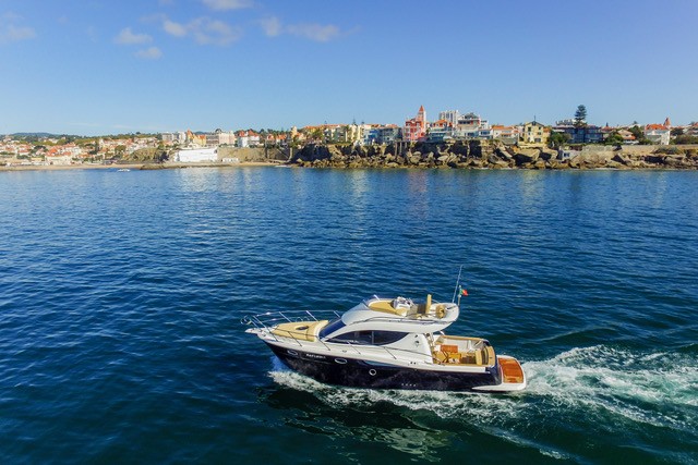 Sessa Marine 32 – private motor yacht rental in Cascais with skipper | GMS Yachting