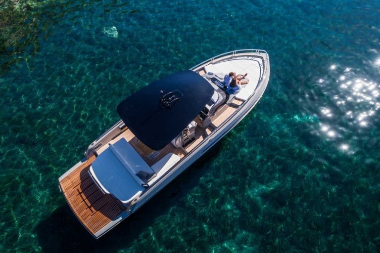 Yacht Invictus GT370 – motor yacht charter in Lisbon, photo 26 | GMS Yachting