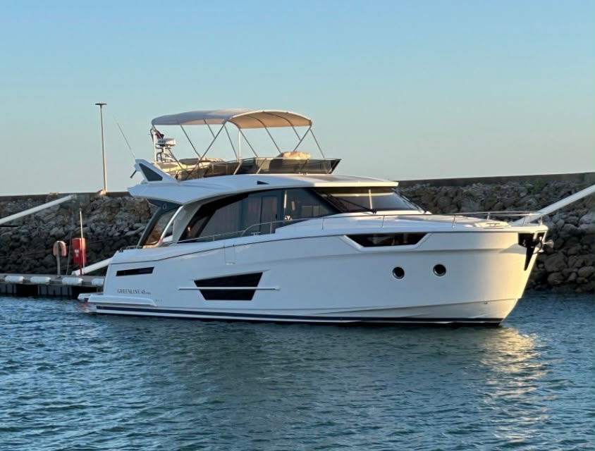 Yacht Greenline 45 Fly – private motor yacht rental in Setúbal with skipper | GMS Yachting