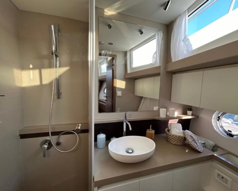 Yacht Greenline 45 Fly – motor yacht charter in Setúbal, photo 10 | GMS Yachting