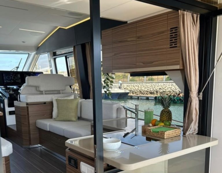 Yacht Greenline 45 Fly – motor yacht charter in Setúbal, photo 14 | GMS Yachting
