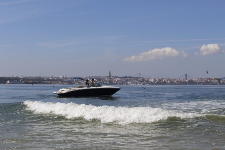 Sea-Ray Boat – motor yacht charter in Lisbon, photo 7 | GMS Yachting