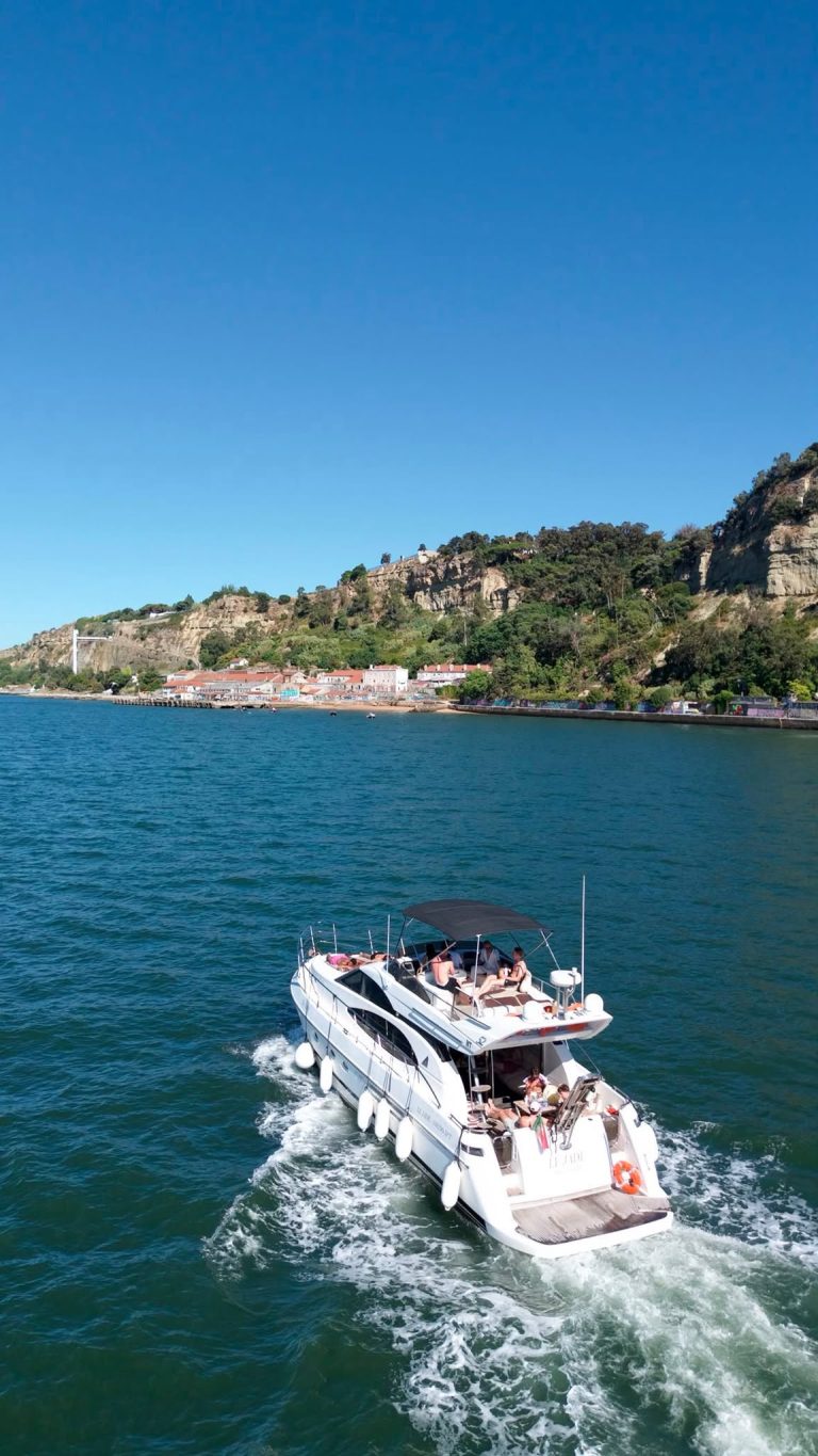 Yacht Azimut 52 – motor yacht charter in Lisbon, photo 13 | GMS Yachting