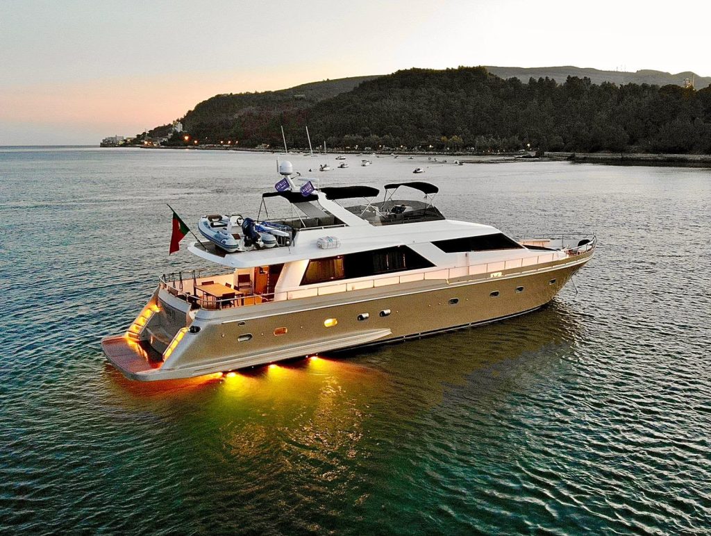 SuperYacht Falcon 82 – private motor yacht rental in Cascais with skipper | GMS Yachting