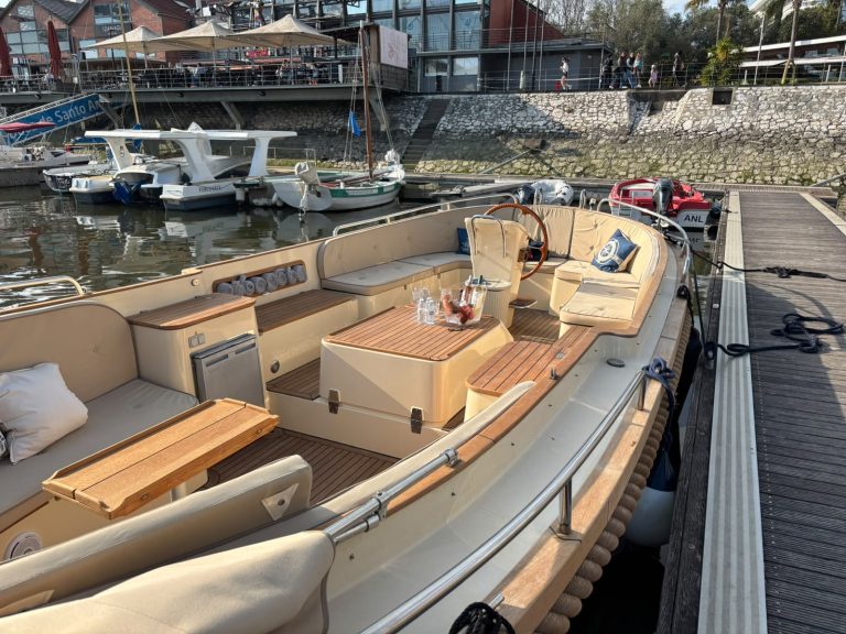 Julia Boat – private motor yacht rental in Lisbon with skipper | GMS Yachting
