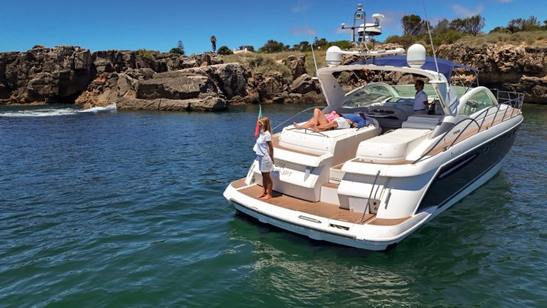 Yacht Fairline Targa 52 – motor yacht charter in Cascais, photo 3 | GMS Yachting