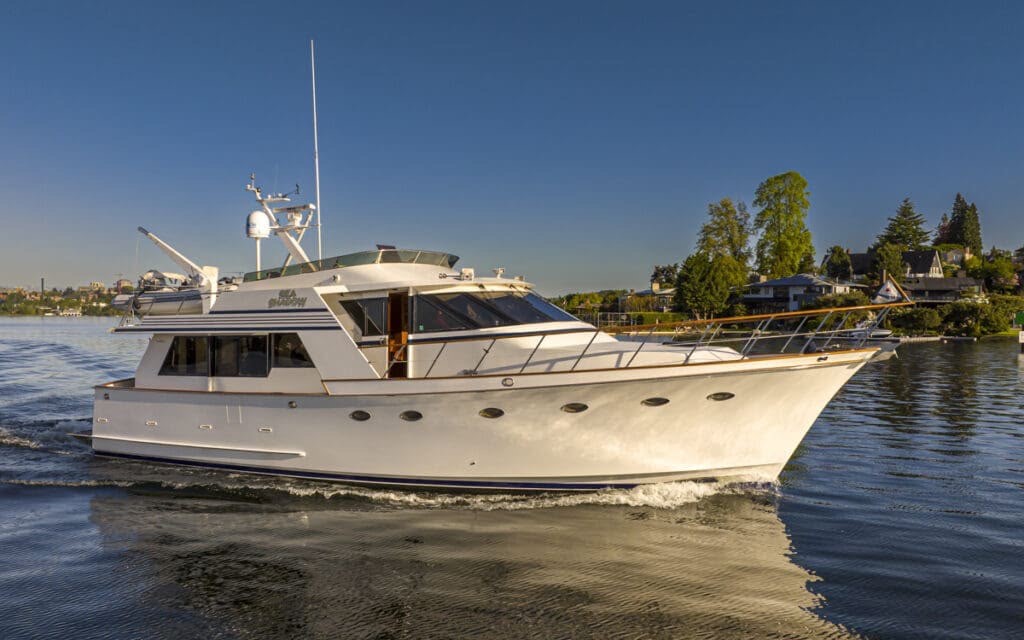 Alexander 56 classic motor yacht cruising on calm water – Iate clássico Alexander 56 a navegar em águas calmas