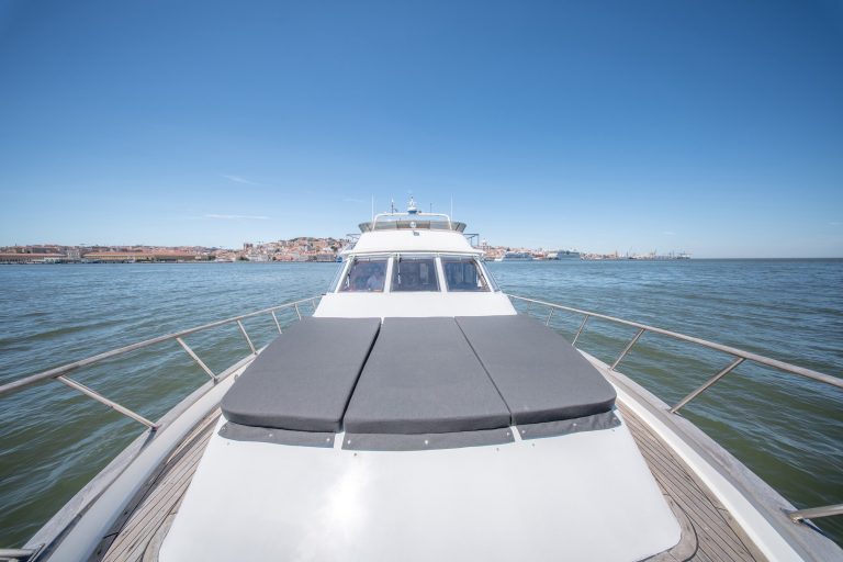 Alexander 56 bow sunpads with the Lisbon skyline on the Tagus – Solário de proa do Alexander 56 com vista para Lisboa no Tejo