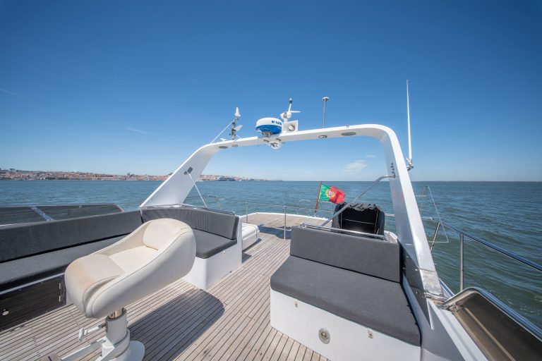 Alexander 56 flybridge seating with Lisbon in the background – Flybridge do Alexander 56 com Lisboa ao fundo