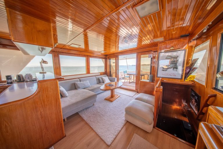 Alexander 56 classic wooden saloon with sofa and panoramic windows – Salão clássico em madeira do Alexander 56 com sofá e janelas panorâmicas