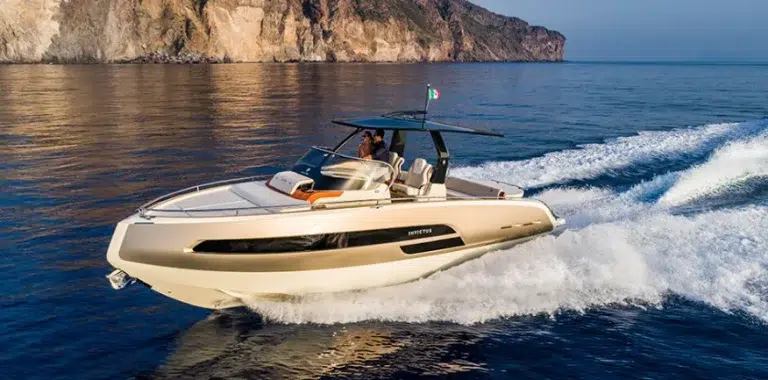 Invictus GT370 sport yacht speeding across the water at golden hour – Iate desportivo Invictus GT370 a navegar ao pôr do sol