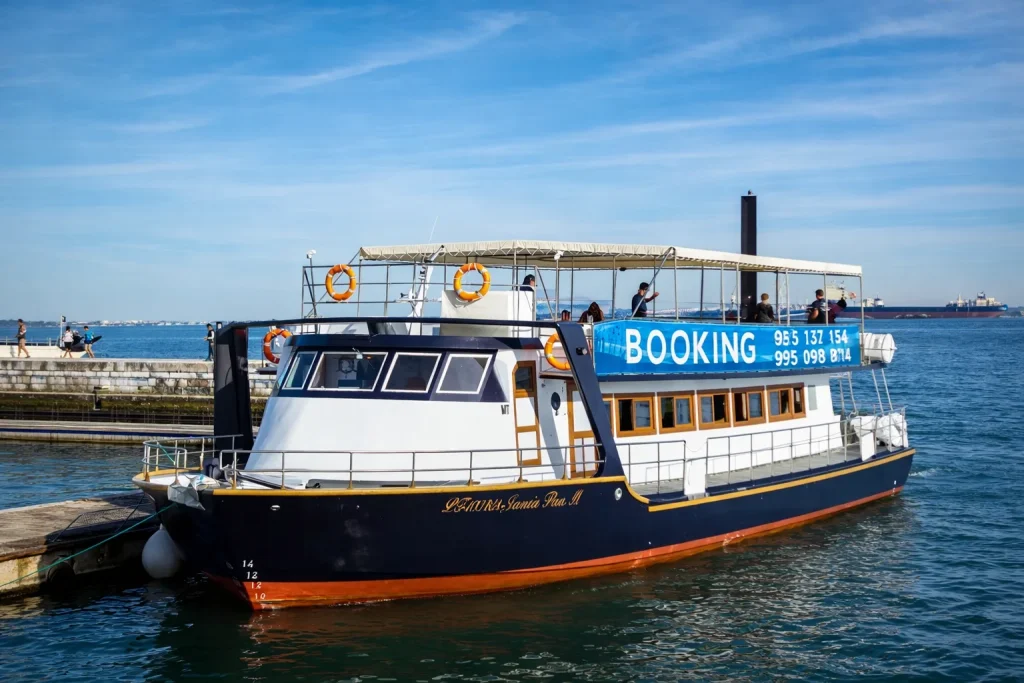 Jasmin Flor traditional navy blue event boat moored at the quay – Barco de eventos tradicional Jasmin Flor atracado no cais