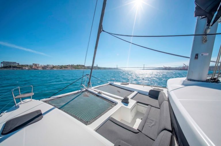 Lagoon 45 catamaran trampoline nets with the 25 de Abril bridge in the background – Redes do catamarã Lagoon 45 com a Ponte 25 de Abril ao fundo