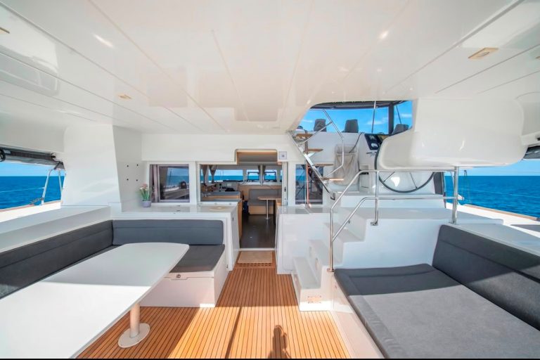 Lagoon 45 catamaran lounge, cockpit table and saloon entrance – Lounge, mesa do cockpit e entrada do salão do Lagoon 45