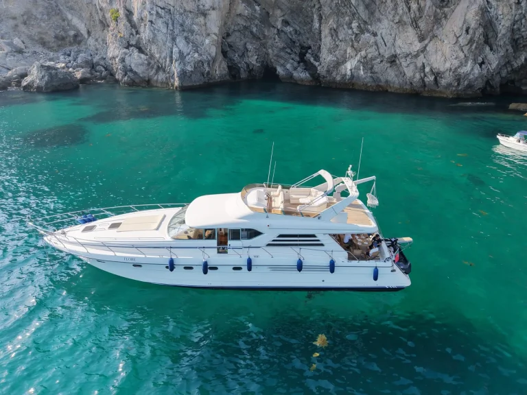 Top aerial view of the Princess 65 motor yacht in turquoise water – Vista aérea de cima do iate Princess 65 em águas turquesa
