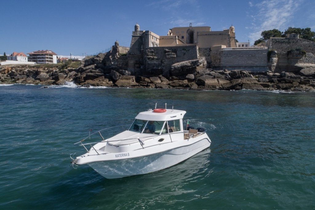 San Remo fishing boat cruising below the Cascais fortress – Barco de pesca San Remo a navegar junto à fortaleza de Cascais