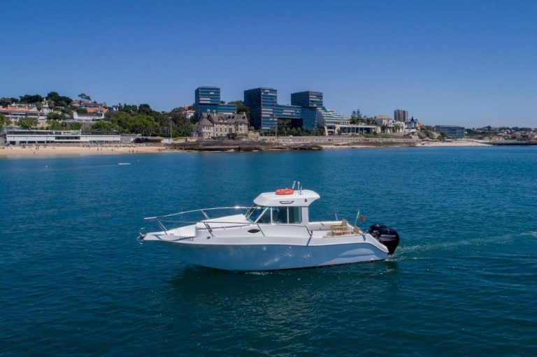 San Remo fishing boat cruising along the Cascais and Estoril coastline – Barco de pesca San Remo a navegar na linha de Cascais e Estoril